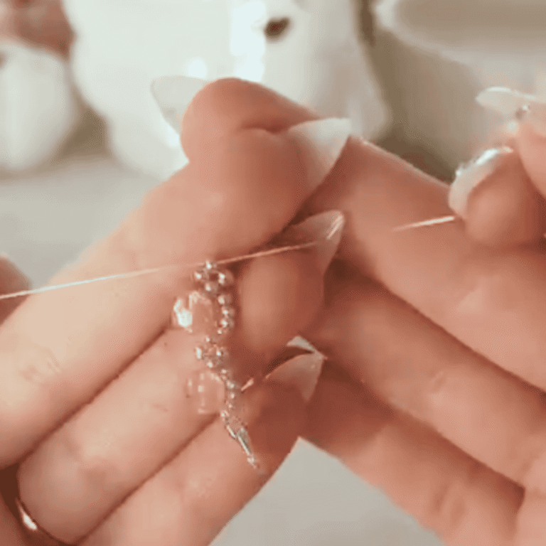 Mãos trabalhando com bijuterias