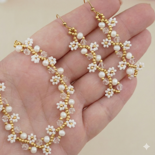 Detalhe de bijuteria artesanal